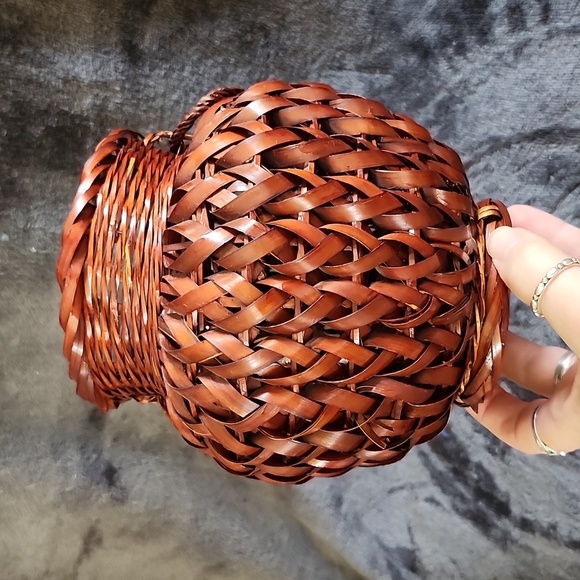 Hand woven chestnut vase basket ring handle small - Picture 5 of 5